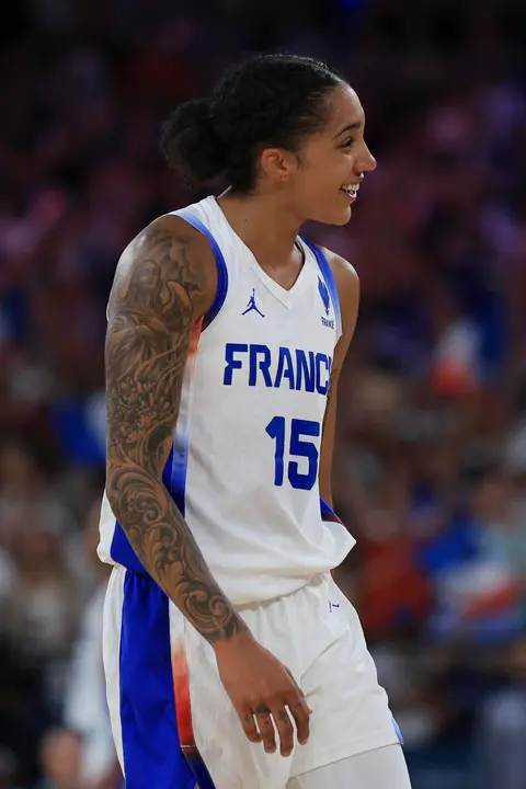 Gabby Williams, la gran estrella de la selecci&oacute;n francesa de baloncesto y principal amenaza al octavo oro ol&iacute;mpico seguido que persigue Estados Unidos. EFE/EPA/RITCHIE B. TONGO