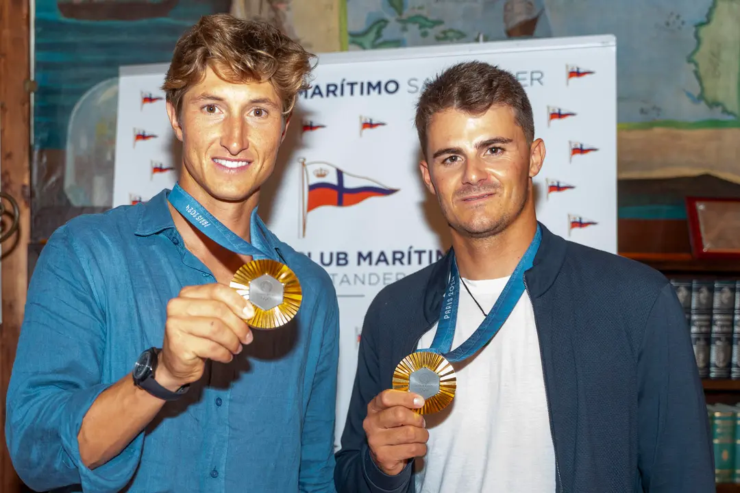 Los ganadores del oro ol&iacute;mpico de la clase '49er' de Vela en los Juegos Ol&iacute;mpicos de Par&iacute;s 2024, Diego Bot&iacute;n (d) y Florian Trittel, posan durante una entrevista con la agencia EFE en Santander en la que repasan c&oacute;mo consiguieron alzarse con la medalla de oro en Par&iacute;s. EFE/ Rom&aacute;n G. Aguilera
