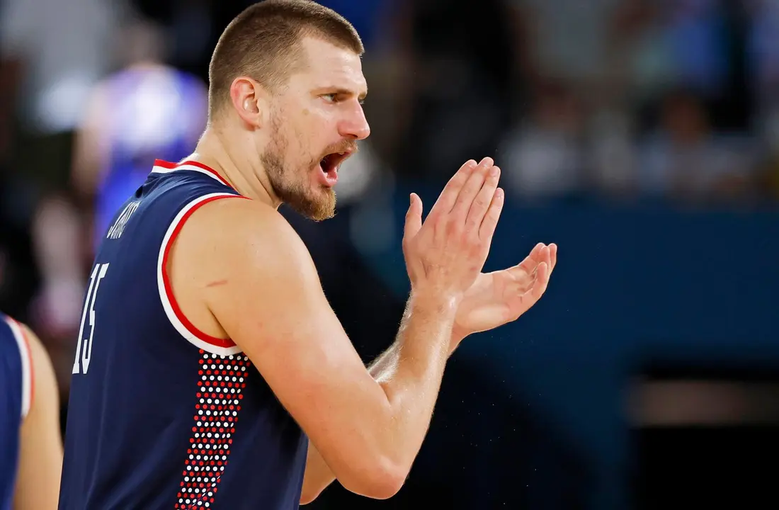 El serbio Nikola Jokic celebra una jugada de su equipo durante el partido por el bronce de los Juegos Ol&iacute;mpicos de Par&iacute;s 2024 que su equipo se adjudic&oacute; ante Alemania. EFE/EPA/CAROLINE BREHMAN