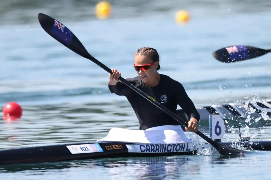 La pirag&uuml;ista neozelandesa Lisa Carrigton en el Vaires-sur-Marne Nautical Stadium en Vaires-sur-Marne, Francia. EFE/EPA/ALI HAIDER