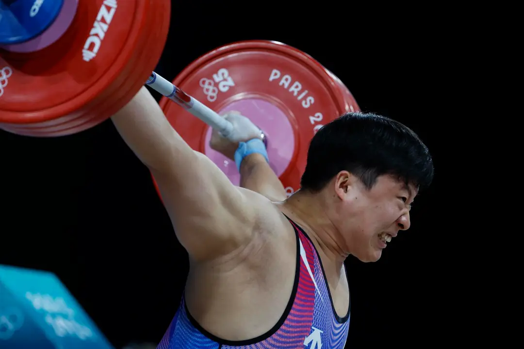 El chino Huanhua Liu levant&oacute; 406 kilos, 186 en arrancada y 220 en dos tiempos en el South Paris Arena en Paris, Francia. EFE/EPA/MAST IRHAM