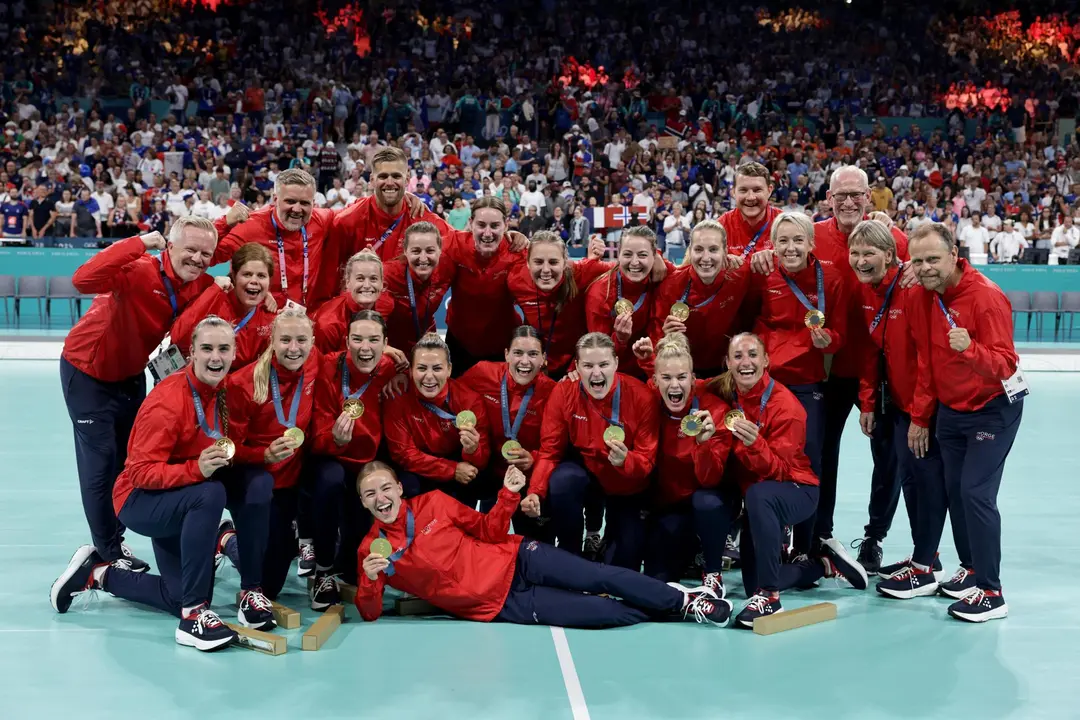 La selecci&oacute;n noruega femenina de balonmano sum&oacute; su tercer titulo de campeona ol&iacute;mpica tras ganar a Francia en el Pierre Mauroy Stadium en Villeneuve-d'Ascq, Francia. EFE/EPA/ALEX PLAVEVSKI