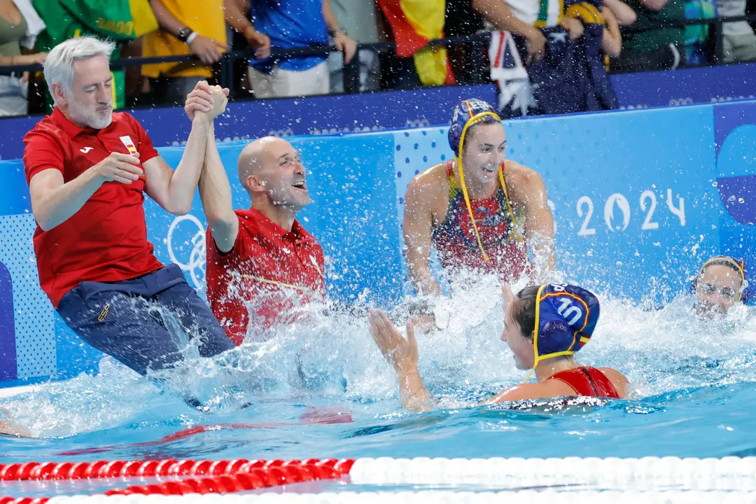 El seleccionador espa&ntilde;ol Miguel &Aacute;ngel Oca y el resto del equipo t&eacute;cnico se arroja a la piscina despu&eacute;s de que el equipo espa&ntilde;ol de waterpolo femenino ganara la medalla de oro de los Juegos Ol&iacute;mpicos de Par&iacute;s 2024 ante Australia este s&aacute;bado en Nanterre, Francia. EFE/ Lavandeira Jr.