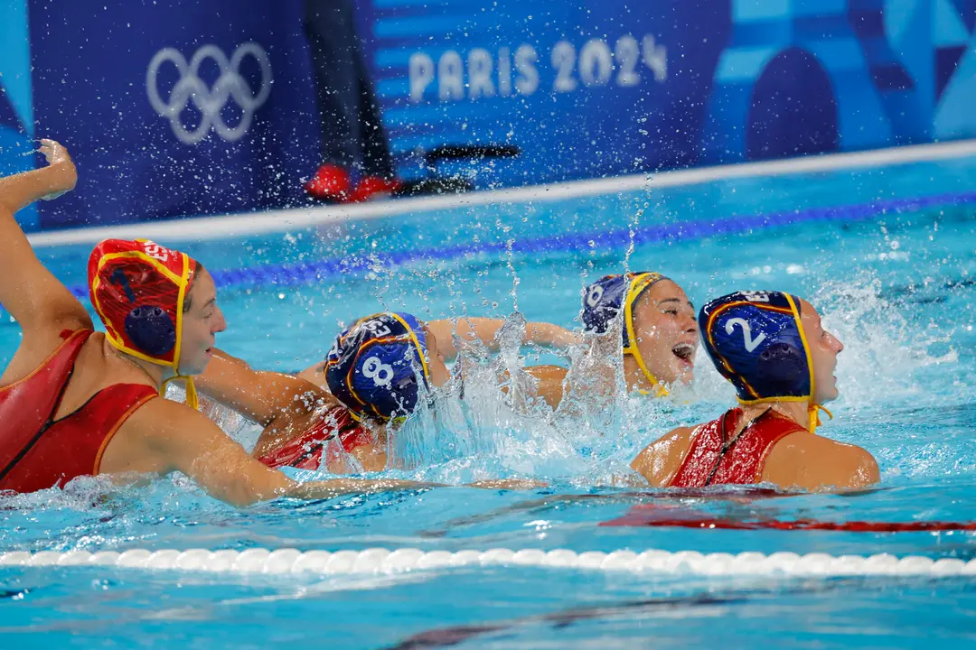 Las waterpolistas espa&ntilde;olas Laura Ester Ramos (i), Pili Pe&ntilde;a (2i), Paula Crespi (2d) e Isabel Piralkova (d) se lanzan a la piscina tras pitar el final del partido y proclamarse ganadoras de la medalla de oro de los Juegos Ol&iacute;mpicos de Par&iacute;s 2024 ante Australia este s&aacute;bado en Nanterre, Francia. EFE/ Lavandeira Jr.