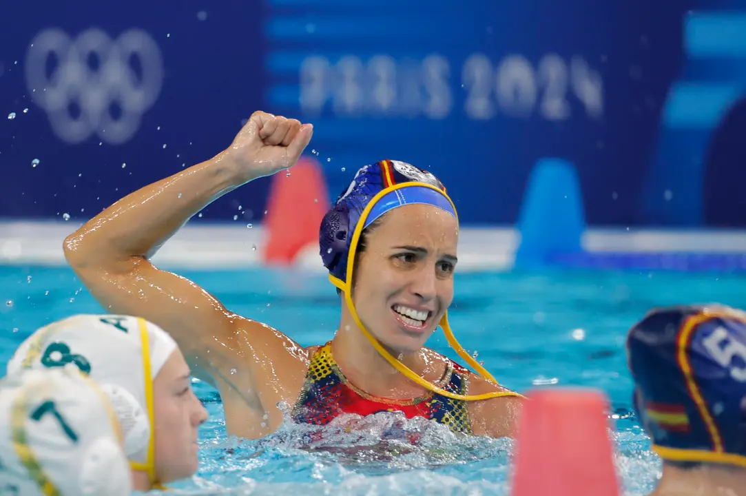 La waterpolista espa&ntilde;ola Anni Espar (c) celebra un tanto ante Australia durante el partido por el oro de waterpolo femenino de los Juegos Ol&iacute;mpicos de Par&iacute;s 2024 este s&aacute;bado en Nanterre, Francia. EFE/ Lavandeira Jr.