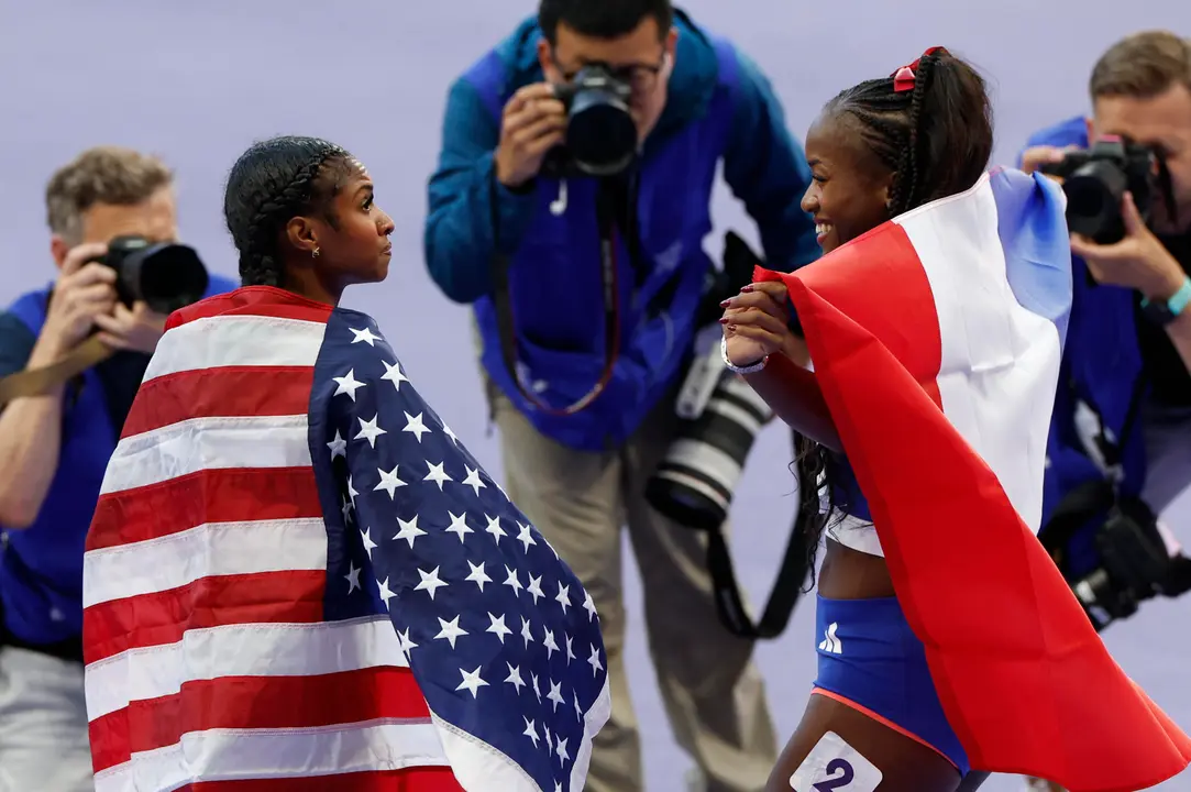 Las atletas, la estadounidense Masai Russell (i-oro) y la francesa Cyr&eacute;na Samba-Mayela (d-plata), en la final femenina de 100m vallas, en el marco de los Juegos Ol&iacute;mpicos Par&iacute;s 2024, este s&aacute;bado, en el Estadio de Francia de Saint-Denis. EFE/ Julio Mu&ntilde;oz