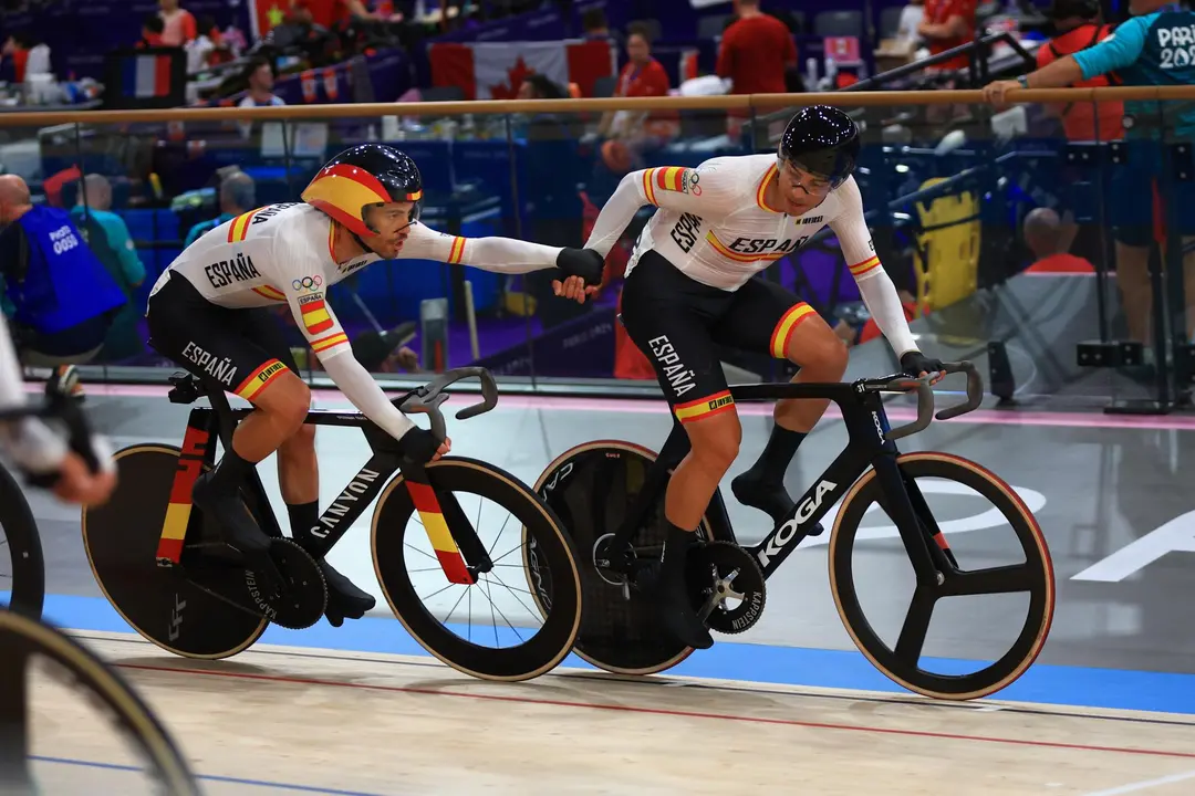 Sebastian Mora Vedri y Albert Torres Barcelo en el vel&oacute;dromo de Saint-Quentin-en-Yvelines Velodrome en Saint-Quentin-en-Yvelines, Francia. EFE/EPA/MARTIN DIVISEK
