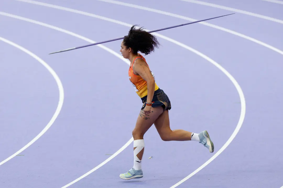 La atleta espa&ntilde;ola Yulenmis Aguilar compite en la final femenina de Lanzamiento de jabalina en el marco de los Juegos Ol&iacute;mpicos Par&iacute;s 2024, este s&aacute;bado, en el Estadio de Francia de Saint-Denis. EFE/ Julio Mu&ntilde;oz