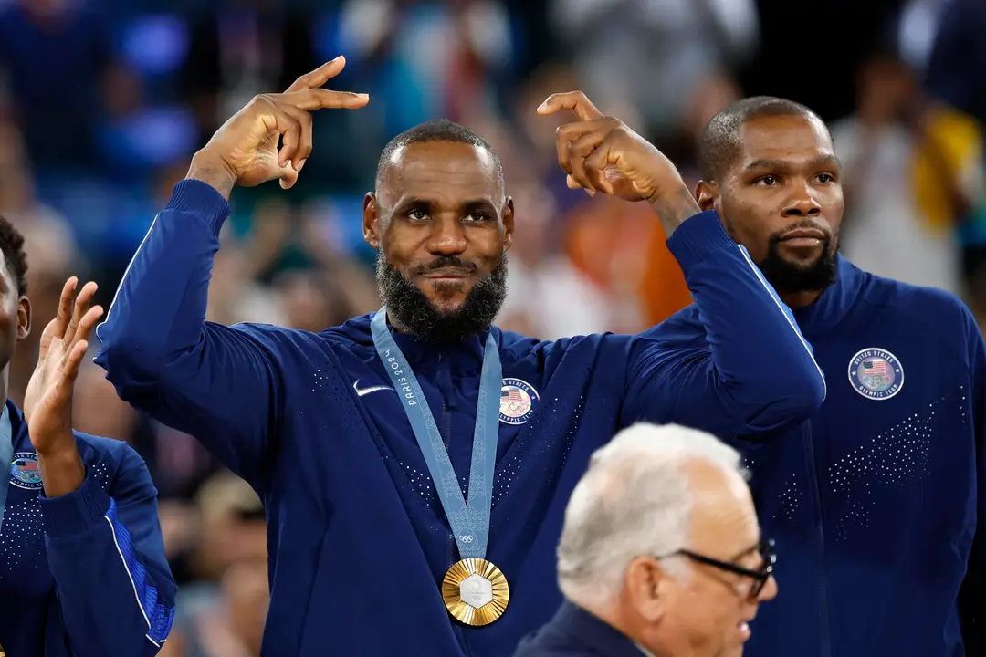 LeBron James, alero estrella de Estados Unidos, fue registrado este s&aacute;bado, 10 de agosto, al posar con la medalla de oro del baloncesto de los Juegos Ol&iacute;mpicos 2024, en el coliseo South Par&iacute;s Arena de la capital francesa. EFE/Caroline Brehman