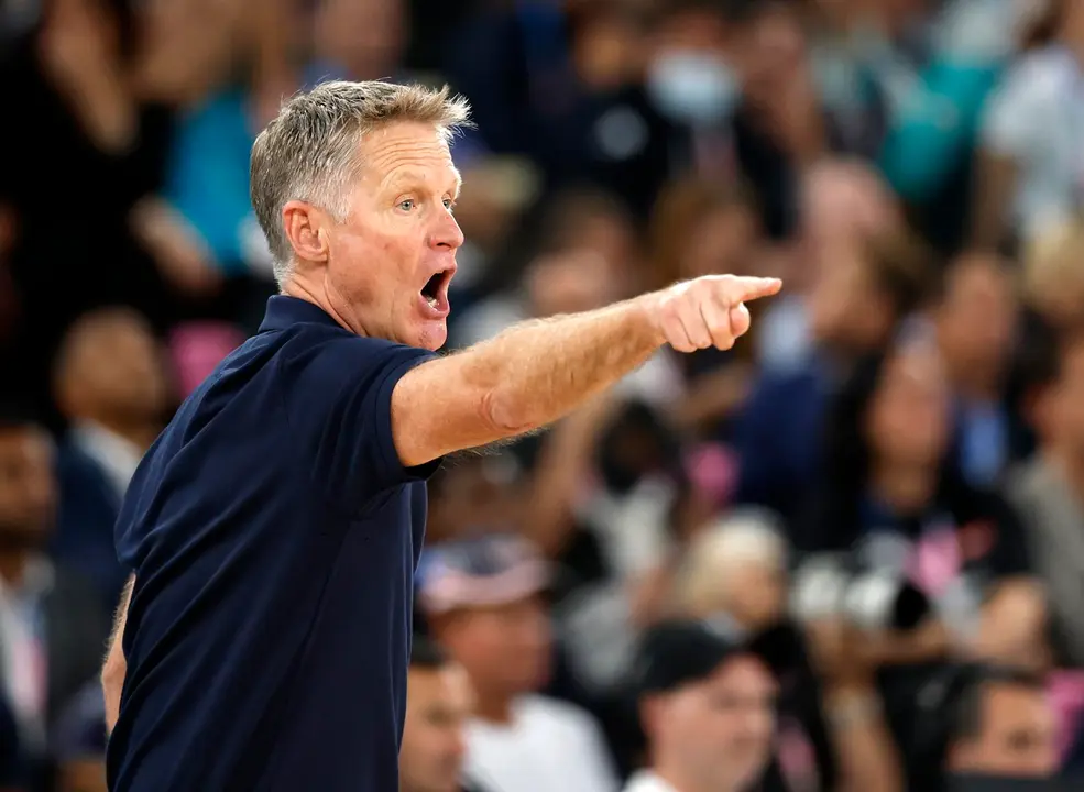 El seleccionador del equipo nacional masculino de baloncesto de Estados Unidos, Steve Kerr, fue registrado este s&aacute;bado, 10 de agosto, al darle indicaciones a sus dirigidos, durante la final del baloncesto de los Juegos Ol&iacute;mpicos 2024, en el coliseo South Par&iacute;s Arena de la capital francesa. EFE/Caroline Brehman