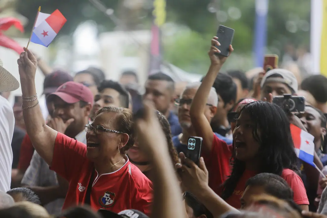 Decenas de paname&ntilde;os fueron registrados este s&aacute;bado, 10 de agosto, al celebrar la obtenci&oacute;n de la medalla de plata del boxeo femenino de los Juegos Ol&iacute;mpicos 2024 en la categor&iacute;a del los 75 kg de su compatriota Atheyna Bylon, en Ciudad de Panam&aacute; (Panam&aacute;). EFE/Carlos Lemos