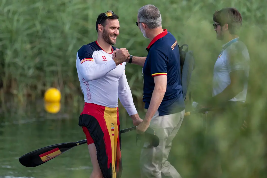 El rey Felipe VI (c) saluda al pirag&uuml;ista espa&ntilde;ol Sa&uacute;l  Craviotto (i), el m&aacute;ximo medallista espa&ntilde;ol, tras su participaci&oacute;n en las pruebas de pirag&uuml;ismo de los Juegos Ol&iacute;mpicos Par&iacute;s 2024 en el estadio n&aacute;utico de Vaires-sur-Marne. EFE/ Rafa Aparicio/Real Federaci&oacute;n Espa&ntilde;ola De Pirag&uuml;ismo  SOLO USO EDITORIAL/SOLO DISPONIBLE PARA ILUSTRAR LA NOTICIA QUE ACOMPA&Ntilde;A (CR&Eacute;DITO OBLIGATORIO)