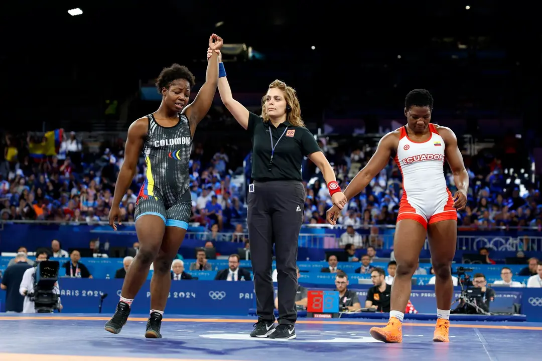 La colombiana Tatiana Renter&iacute;a (I) gana el combate por la medalla de bronce en estilo libre femenino de 76 kg contra la ecuatoriana G&eacute;nesis Rosangela Reasco. EFE/EPA/FRANCK ROBICHON