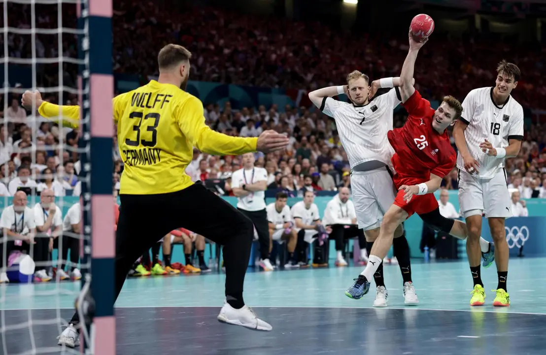 Lucas Joergensen (2-D) de Dinamarca en acci&oacute;n contra el portero Andreas Wolff (I) de Alemania durante el partido por la medalla de oro del torneo masculino de balonmano en los Juegos Ol&iacute;mpicos de Par&iacute;s 2024. EFE/EPA/ALEX PLAVEVSKI