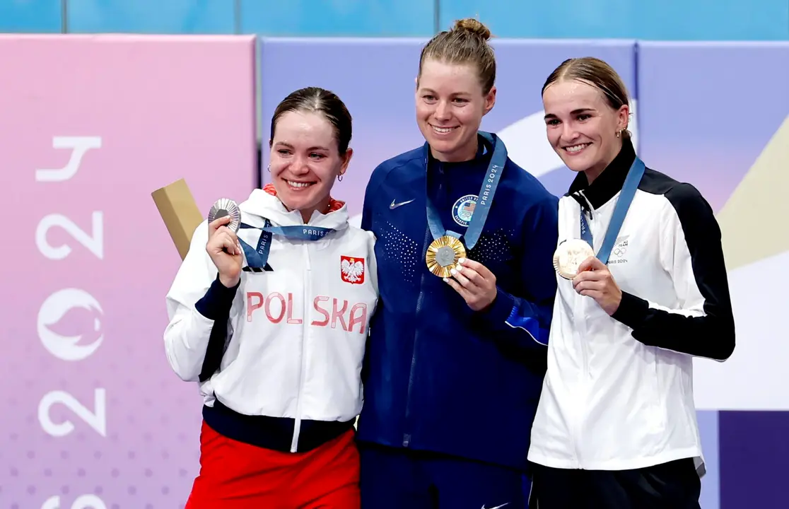 Las victorias de Jennifer Valente (c) en el omnium de ciclismo en pista y de la selecci&oacute;n femenina en baloncesto han permitido a Estados Unidos acabar en cabeza del medallero de los Juegos Ol&iacute;mpicos de Par&iacute;s 2024. pese a terminar empatado con China a 40 oros. EFE/EPA/ERIK S. LESSER