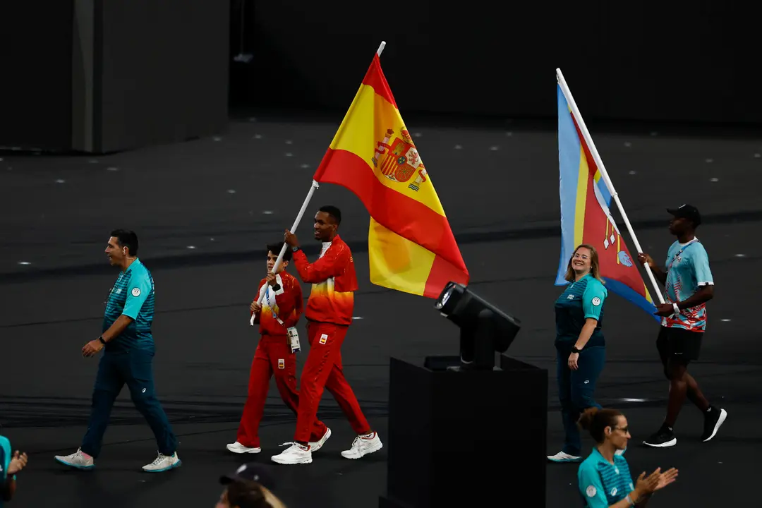 Los abanderados espa&ntilde;oles Mar&iacute;a P&eacute;rez y Jordan D&iacute;az durante la ceremonia de clausura de los Juegos Ol&iacute;mpicos de Par&iacute;s 2024 celebrada este domingo, en el Estadio de Francia en Saint-Denis (Francia).EFE/ Sashenka Guti&eacute;rrez