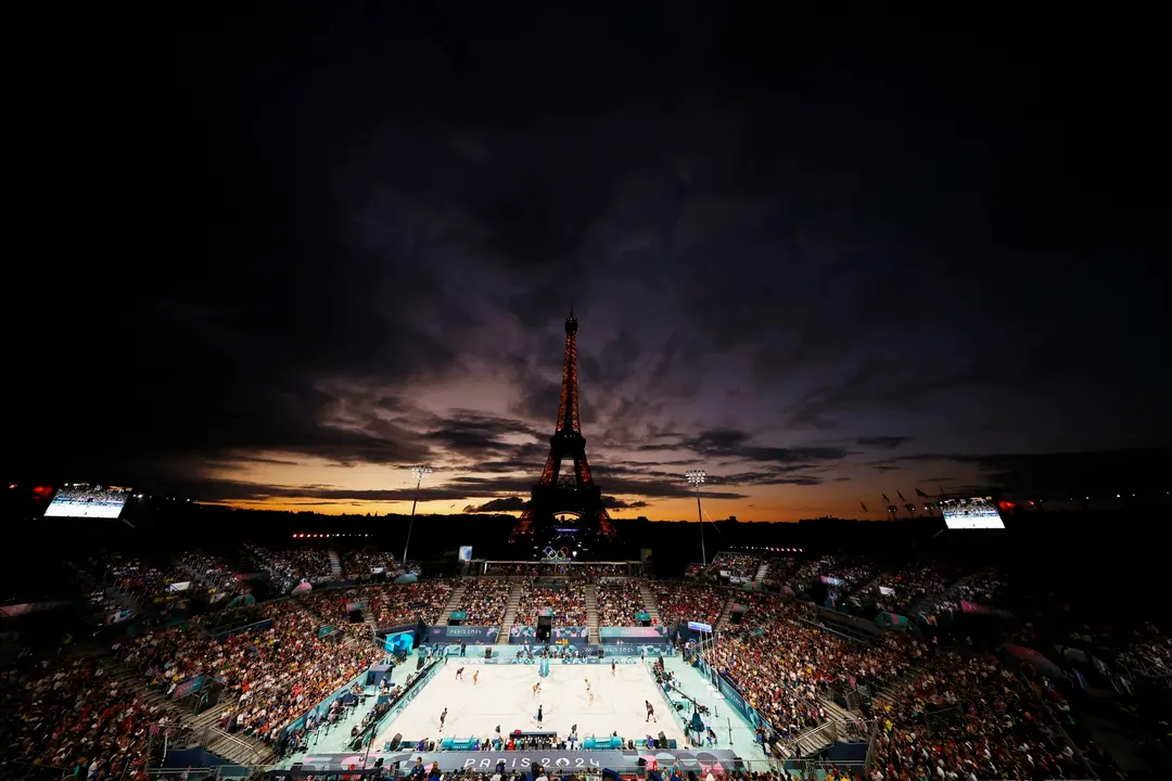 Vista general de la competici&oacute;n de vol&eacute;y playa a los pies de la Torre Eiffel que ha acogido a m&aacute;s de 450.000 espectadores, seg&uacute;n datos de la organizaci&oacute;n. EFE/EPA/YOAN VALAT