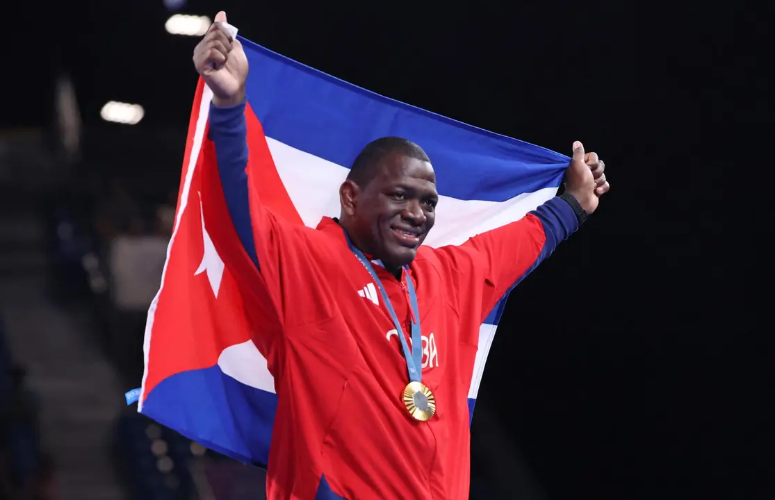 El medallista ol&iacute;mpico cubano Mijain Lopez celebra con la bandera de su pa&iacute;s la medalla de oro obtenida en Par&iacute;s 2024. EFE/EPA/YAHYA ARHAB
