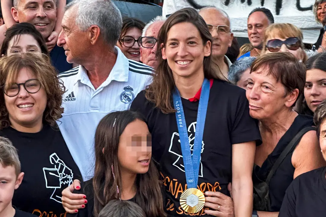 PE&Ntilde;APARDA (SALAMANCA), 12/08/2024.- La localidad salmantina de Pe&ntilde;aparda recibe y homenajea hoy lunes a Laura Ester (c), reciente campeona ol&iacute;mpica en Par&iacute;s con la selecci&oacute;n de waterpolo. EFE/JMGARCIA