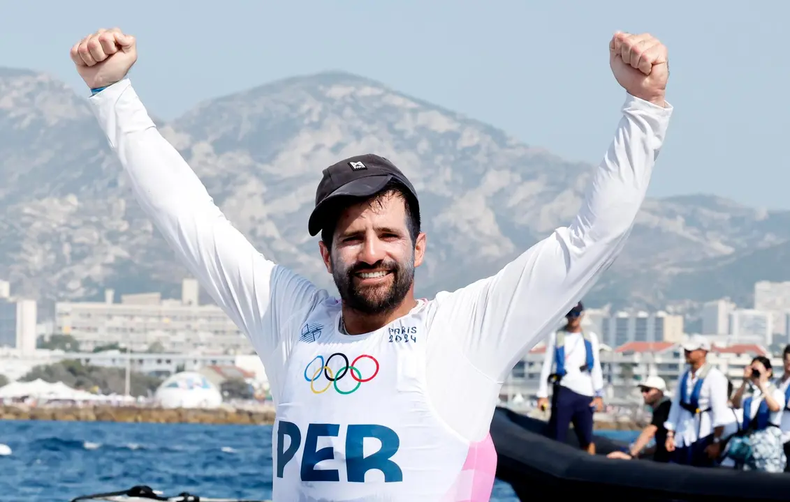 Fotograf&iacute;a del 7 de agosto de 2024 cuando el peruano Stefano Peschiera obtuvo la medalla de bronce en vela en los Ol&iacute;mpicos de Par&iacute;s. EFE/EPA/SEBASTIEN NOGIER