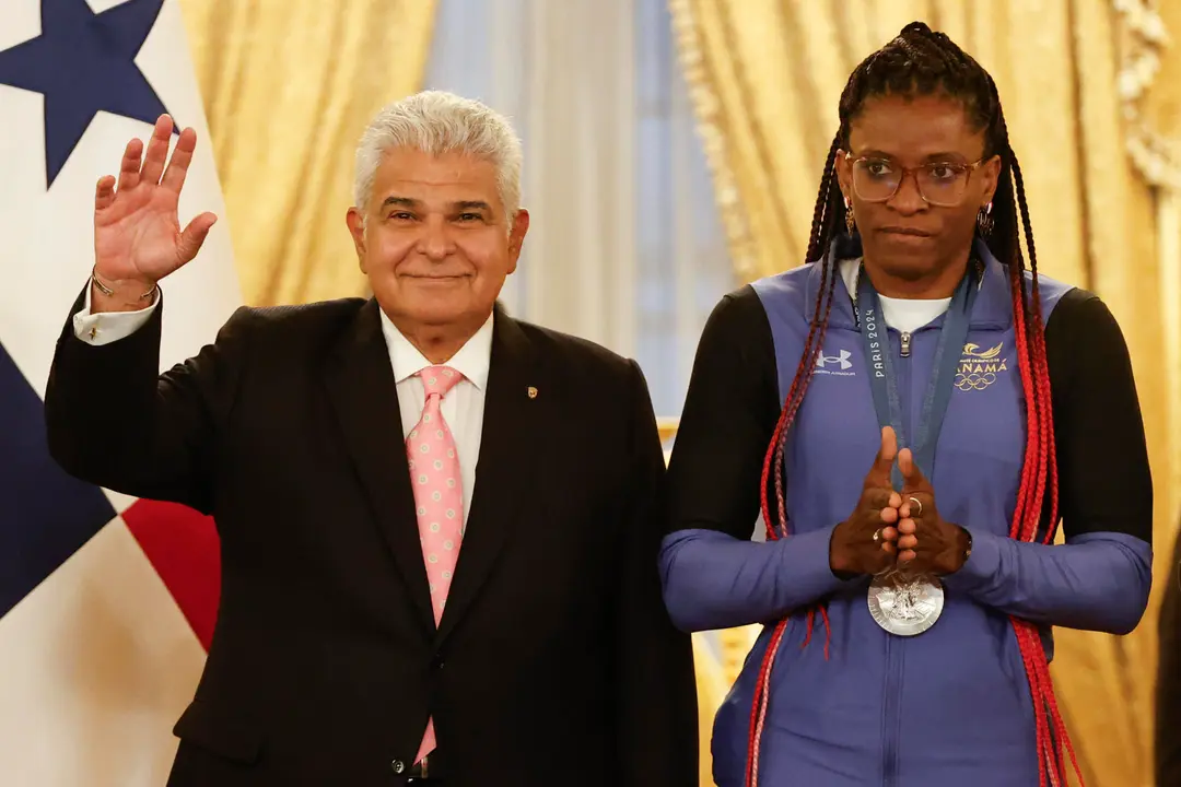 El presidente de Panam&aacute;, Jos&eacute; Ra&uacute;l Mulino (i), saluda junto a la medallista de plata en boxeo en Par&iacute;s 2024, Atheyna Bylon, este lunes, en el Palacio Presidencial en la Ciudad de Panam&aacute; (Panam&aacute;). EFE/ Bienvenido Velasco