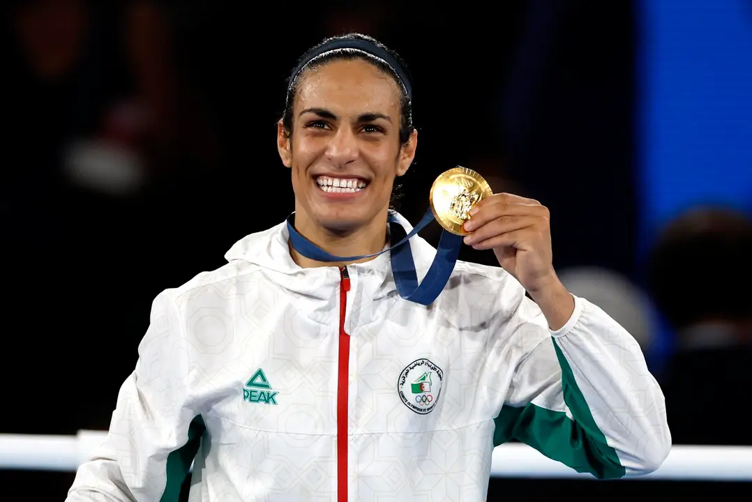 La ganadora de la medalla de oro, Imane Khelif, de Argelia, posa en el podio tras imponerse en la final femenina de 66 kg en los Juegos Ol&iacute;mpicos de Par&iacute;s 2024. EFE/EPA/MAST IRHAM
