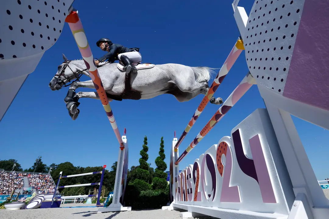 El jinete espa&ntilde;ol Sergio &Aacute;lvarez Moya durante la ronda clasificatoria de salto de los Juegos Ol&iacute;mpicos de Par&iacute;s 2024 en el Palacio de Versalles, Francia. EFE/ Juanjo Mart&iacute;n
