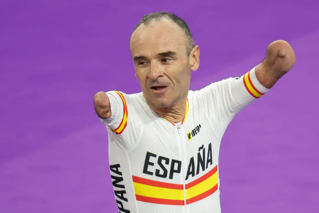 El ciclista espa&ntilde;ol Ricardo Ten tras la prueba de persecuci&oacute;n de 3000 metros, en la que ha conseguido la medalla de bronce, este jueves en los Juegos Paral&iacute;mpicos Par&iacute;s 2024. EFE/Javier Etxezarreta