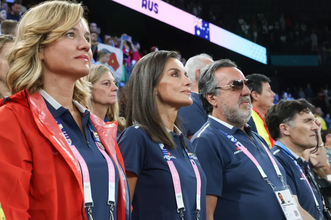 La reina Letizia en el partido de baloncesto en silla de ruedas entre Espa&ntilde;a y Australia de los Paral&iacute;mpicos Par&iacute;s 2024 junto con el presidente del Comit&eacute; Paral&iacute;mpico Espa&ntilde;ol, Miguel Carballeda (2d), y la ministra de Educaci&oacute;n, Formaci&oacute;n Profesional y Deporte, Pilar Alegr&iacute;a (i). EFE/ Jose Jimenez /Casa de S.M El Rey SOLO USO EDITORIAL/SOLO DISPONIBLE PARA ILLUSTRAR LA NOTICIA QUE ACOMPA&Ntilde;A (CR&Eacute;DITO OBLIGATORIO)
