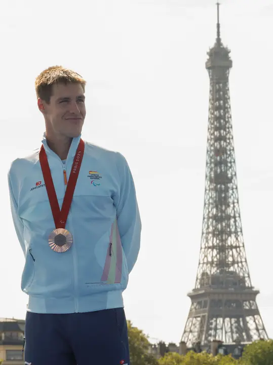 PAR&Iacute;S, 02/09/2024.- El atleta espa&ntilde;ol Nil Riudavets posa en el podio con su medalla de bronce de la categor&iacute;a PTS4 de para triatl&oacute;n masculino de los Juegos Paral&iacute;mpicos de Par&iacute;s 2024, disputada este lunes en la capital francesa. EFE/Javier Etxezarreta