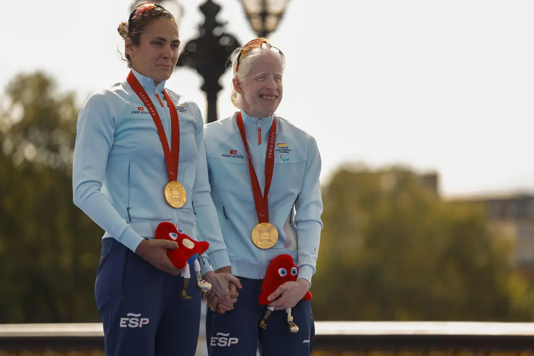 La atleta espa&ntilde;ola Susana Rodr&iacute;guez (d) en el podio junto a su gu&iacute;a Sara, tras haber conseguido la medalla de oro en la especialidad en triatl&oacute;n, este lunes en los Juegos Paral&iacute;mpicos Par&iacute;s 2024. EFE/ Javier Etxezarreta