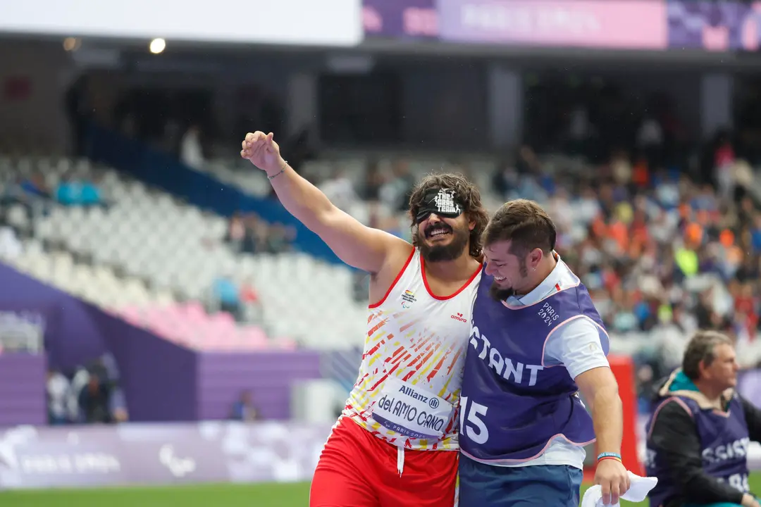 El atleta espa&ntilde;ol &Aacute;lvaro del Amo (i) gana la medalla de bronce en la final de lanzamiento de disco F11 -atletas ciegos- de los Juegos Paral&iacute;mpicos de Par&iacute;s. EFE/ Javier Etxezarreta
