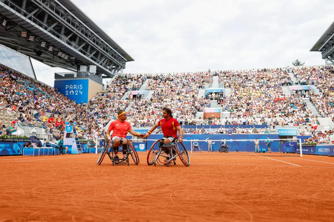 Los tenistas espa&ntilde;oles Mart&iacute;n de la Puente (i) y Daniel Caverzaschi (d) durante el partido por el bronce contra los franceses Frederic Cattaneo y Stephane Houdet, este jueves durante los Juegos Paral&iacute;mpicos de Par&iacute;s 2024. EFE/ Javier Etxezarreta