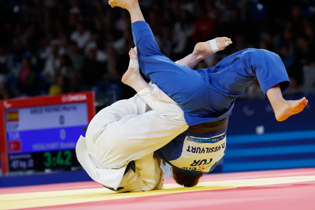La judoca espa&ntilde;ola Marta Arce durante su combate de Judo Femenino 57 kg J2 contra la judoca turca D&ouml;nd&uuml; Yeşilyurt, en los Juegos Paral&iacute;mpicos de Par&iacute;s este viernes. EFE/ Javier Etxezarreta
