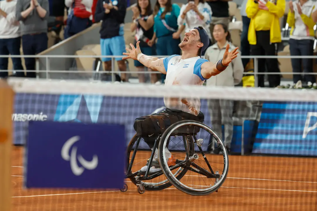 Gustavo Fern&aacute;ndez (Argentina) (en la imagen) celebra su victoria contra Mart&iacute;n de la Puente (Espa&ntilde;a) en su partido de tenis por el tercer y cuarto puesto este s&aacute;bado durante los Juegos Paral&iacute;mpicos de Par&iacute;s 2024. EFE/ Javier Etxezarreta