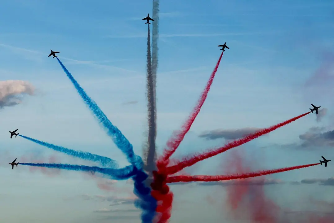 Acrobacias de la Patrouille francesa sobre los Campos El&iacute;seos.EFE/EPA/GONZALO FUENTES