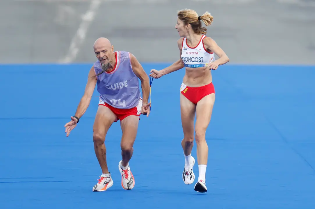 Imagen de archivo de la atleta espa&ntilde;ola Elena Congost y su gu&iacute;a, Mia Carol Bruguera, en los Juegos Paral&iacute;mpicos de Par&iacute;s 2024. EFE/ Javier Etxezarreta