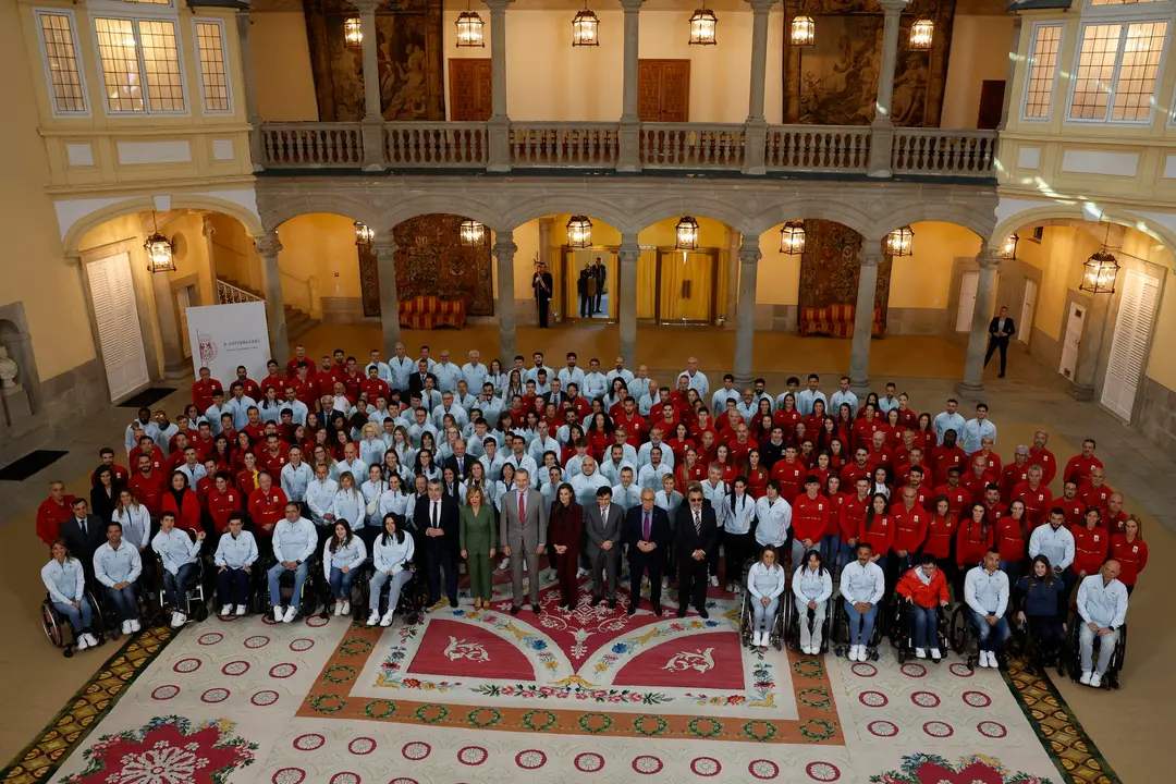 Los reyes Felipe y Letizia junto a la ministra de Educaci&oacute;n, Formaci&oacute;n Profesional y Deportes y portavoz del Gobierno, Pilar Alegr&iacute;a y el presidente del Consejo Superior de Deportes, Jos&eacute; Manuel Rodr&iacute;guez Uribes, durante la recepci&oacute;n a los deportistas ol&iacute;mpicos y paral&iacute;mpicos participantes en los juegos ol&iacute;mpicos de Par&iacute;s 2024, este mi&eacute;rcoles en el palacio de El Pardo, en Madrid. EFE/ J.J.Guillen