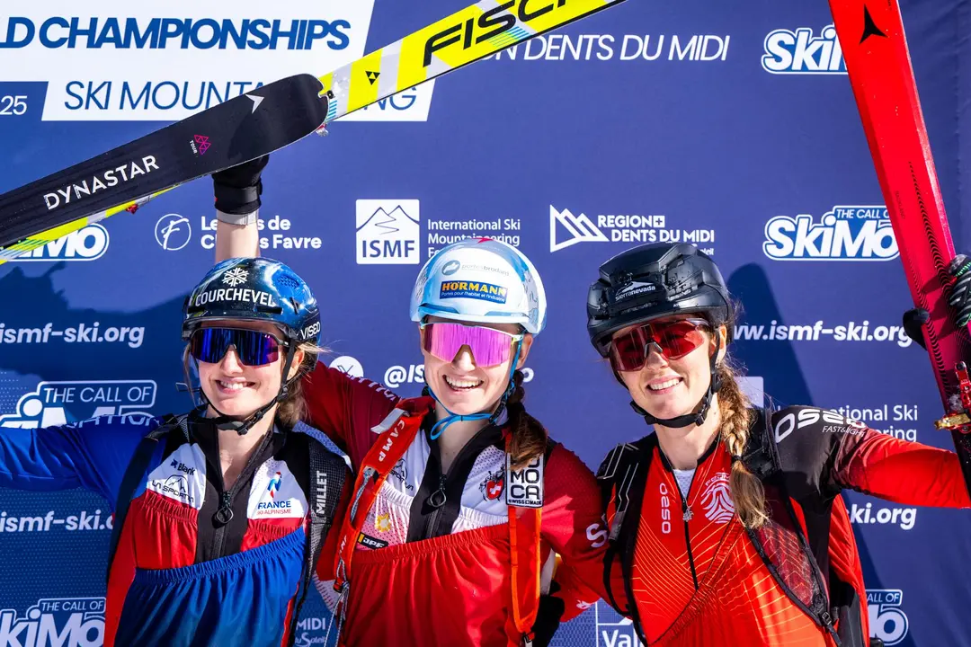 Ana Alonso (d), junto a la suiza Maianne Fatton (c) y la francesa Emily Harrop, en el podio de la carrera sprint del Mundial de Esqu&iacute; de Monta&ntilde;a disputado en Morgins, Suiza, el pasado 6 de marzo. EFE/EPA/MAXIME SCHMID