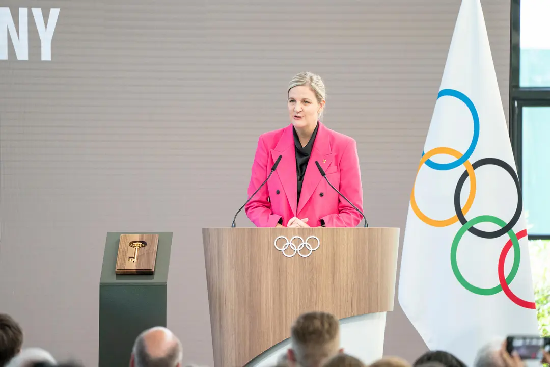 La zimbabuense Kirsty Coventry se ha convertido en la d&eacute;cima presidenta del Comit&eacute; Ol&iacute;mpico Internacional (COI), primera mujer que ostenta el cargo, tras la ceremonia de traspaso de poderes con su predecesor, el alem&aacute;n Thomas Bach, en la sede del organismo en Lausana (Suiza). EFE/ IOC/Greg Martin // SOLO USO EDITORIAL/SOLO DISPONIBLE PARA ILUSTRAR LA NOTICIA QUE ACOMPA&Ntilde;A (CR&Eacute;DITO OBLIGATORIO)