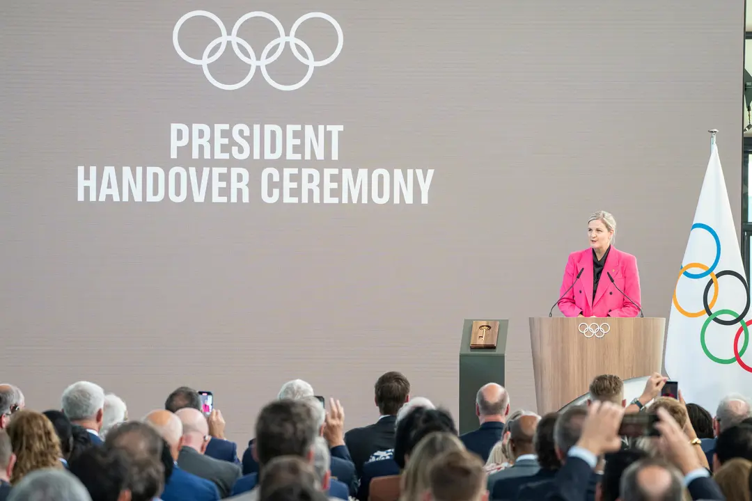La zimbabuense Kirsty Coventry se convirti&oacute; este lunes en la d&eacute;cima presidenta del Comit&eacute; Ol&iacute;mpico Internacional (COI), primera mujer que ostenta el cargo, tras la ceremonia de traspaso de poderes con su predecesor, el alem&aacute;n Thomas Bach, en la sede del organismo en Lausana (Suiza). EFE/ IOC/Greg Martin // SOLO USO EDITORIAL/SOLO DISPONIBLE PARA ILUSTRAR LA NOTICIA QUE ACOMPA&Ntilde;A (CR&Eacute;DITO OBLIGATORIO)