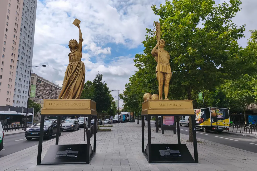 Par&iacute;s conmemora el aniversario de los Juegos Ol&iacute;mpicos de 2024 sacando a la calle las estatuas doradas de mujeres ilustres como Simone de Beauvoir, Olympe de Gouges, Simone Veil o Alice Milliat, que fueron protagonistas de la ceremonia inaugural vista por cerca de 5.000 millones de personas en todo el mundo. EFE/ Isabel Rodr&iacute;guez Ramiro