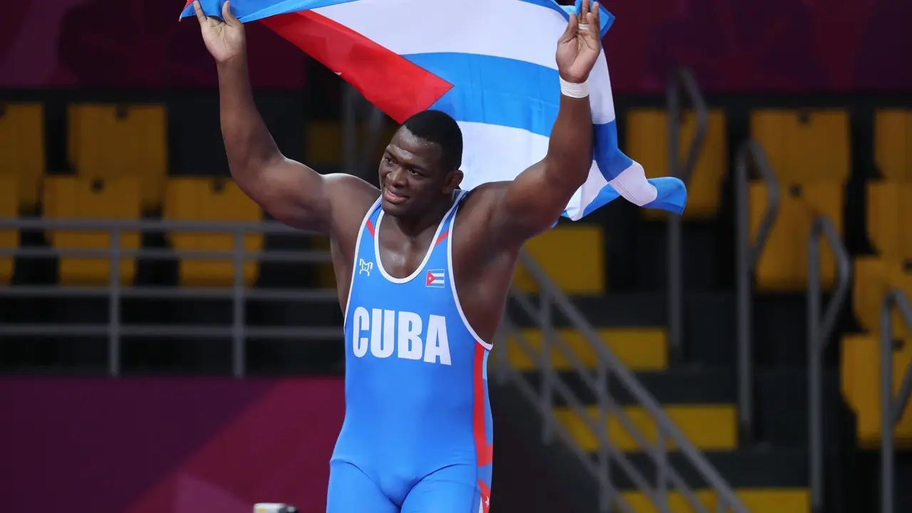 Fotograf&iacute;a de archivo en la que se registr&oacute; al luchador cubano Mijain L&oacute;pez, al celebrar la obtenci&oacute;n de la medalla de oro de la lucha grecorromana para los 130 Kg de los Juegos Panamericanos 2019, en Lima (Per&uacute;). EFE/Mart&iacute;n Alipaz