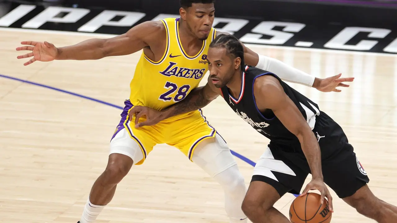 Kawhi Leonard (d) no estar&aacute; con el equipo ol&iacute;mpico de Estados Unidos. EFE/EPA/ALLISON DINNER SHUTTERSTOCK OUT