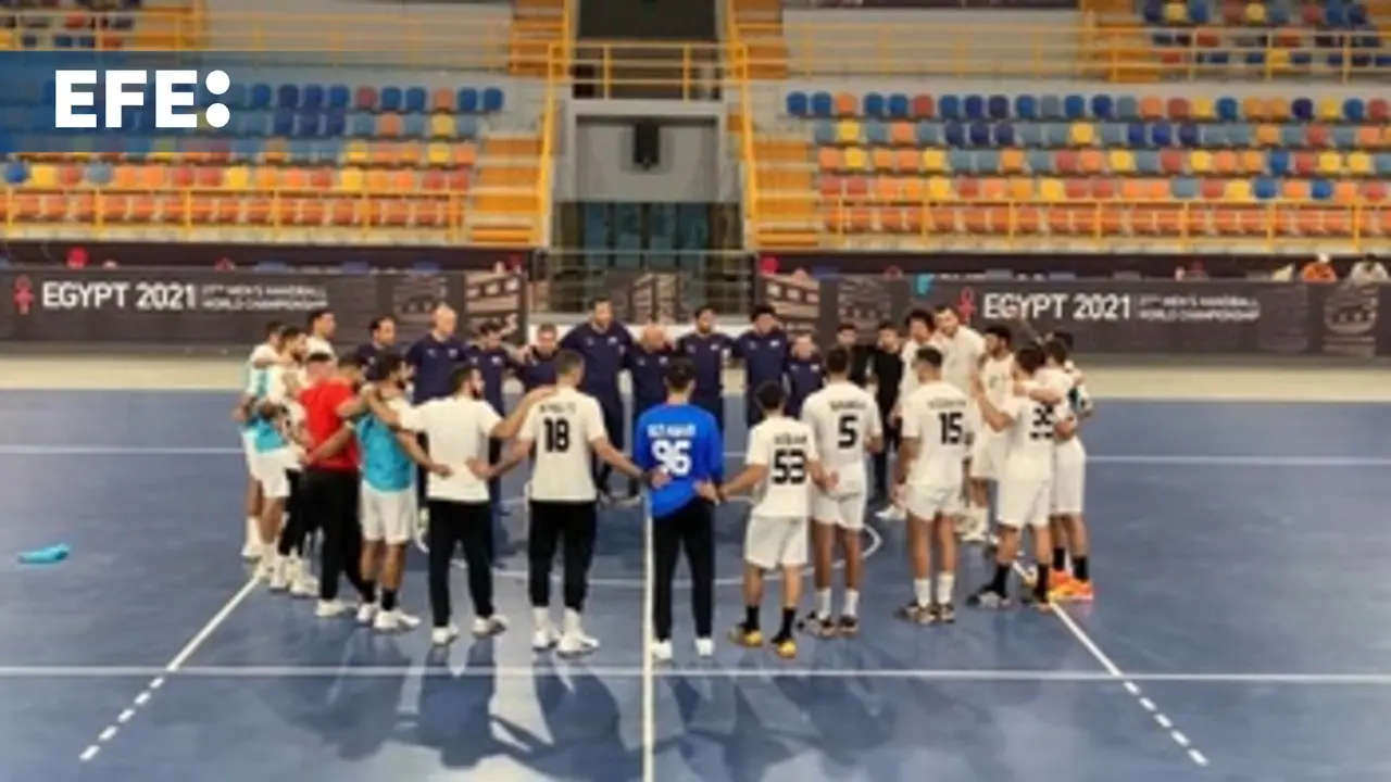 Nueva Capital Administrativa (Egipto), 17 jul (EFE).- El seleccionador de balonmano de Egipto, Juan Carlos Pastor, bronce en Pek&iacute;n 2008 con Espa&ntilde;a, quiere conquistar su segundo metal como entrenador en los Juegos Ol&iacute;mpicos de Par&iacute;s y captar la ilusi&oacute;n de los aficionados espa&ntilde;oles para que den su apoyo al cuadro egipcio. En una entrevista con EFE desde la Nueva Capital Administrativa de Egipto, a 45 kil&oacute;metros al este de El Cairo, Pastor (Valladolid, 1968), un nombre que resuena con gloria en los anales del balonmano espa&ntilde;ol, asegura que los egipcios "quieren medalla" y hay "expectativas altas" tras ganar los Campeonatos de &Aacute;frica y una cuarta posici&oacute;n en los &uacute;ltimos juegos de Tokio.IM&Aacute;GENES: RA&Uacute;L MART&Iacute;N LORENZO.IM&Aacute;GENES DEL ENTRENAMIENTO DE LA SELECCI&Oacute;N EGIPCIA DE BALONMANO.DECLARACIONES DEL ENTRENADOR, EL ESPA&Ntilde;OL JUAN CARLOS PASTOR.