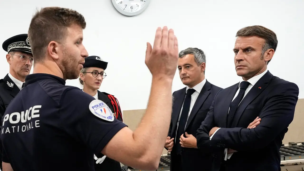 El presidente franc&eacute;s, Emmanuel Macron, durante la visita a la Villa Ol&iacute;mpica, que se encuentra en el departamento de Saint-Denis, en la zona norte del extrarradio de Par&iacute;s. EFE/EPA/MICHEL EULER / POOL MAXPPP OUT