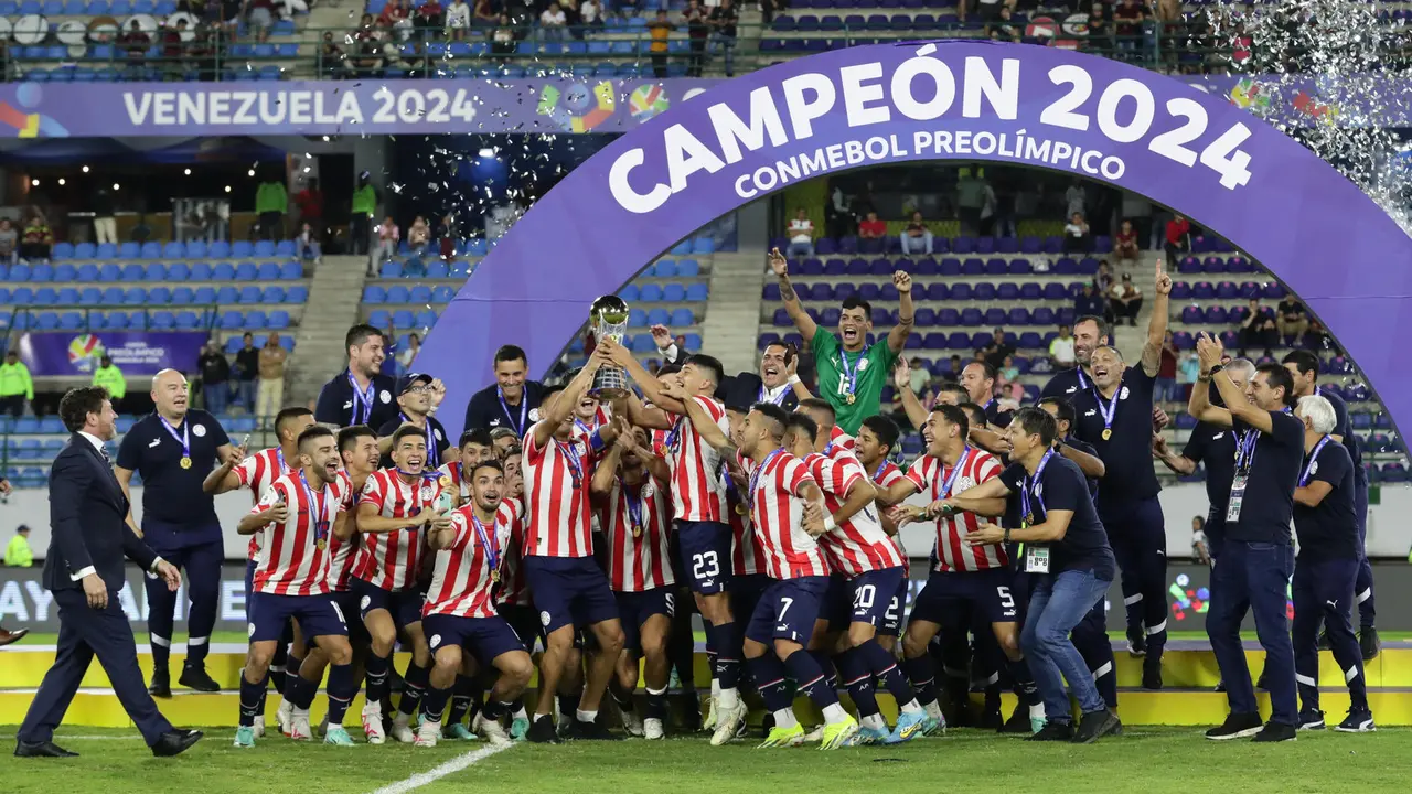 La selecci&oacute;n sub-23 de Paraguay alcan&oacute; el 11 de febrero de 2024 su clasificaci&oacute;n para los Juegos Ol&iacute;mpicos de Par&iacute;s como campe&oacute;n del torneo sudamericano jugado en Venezuela.. Ahora pretende obtener una nueva medalla ol&iacute;mpica, como hace 20 a&ntilde;os lo hizo en Atenas otro equipo del pa&iacute;s que se alz&oacute; con la plata. EFE/ Rayner Pe&ntilde;a R (Archivo)