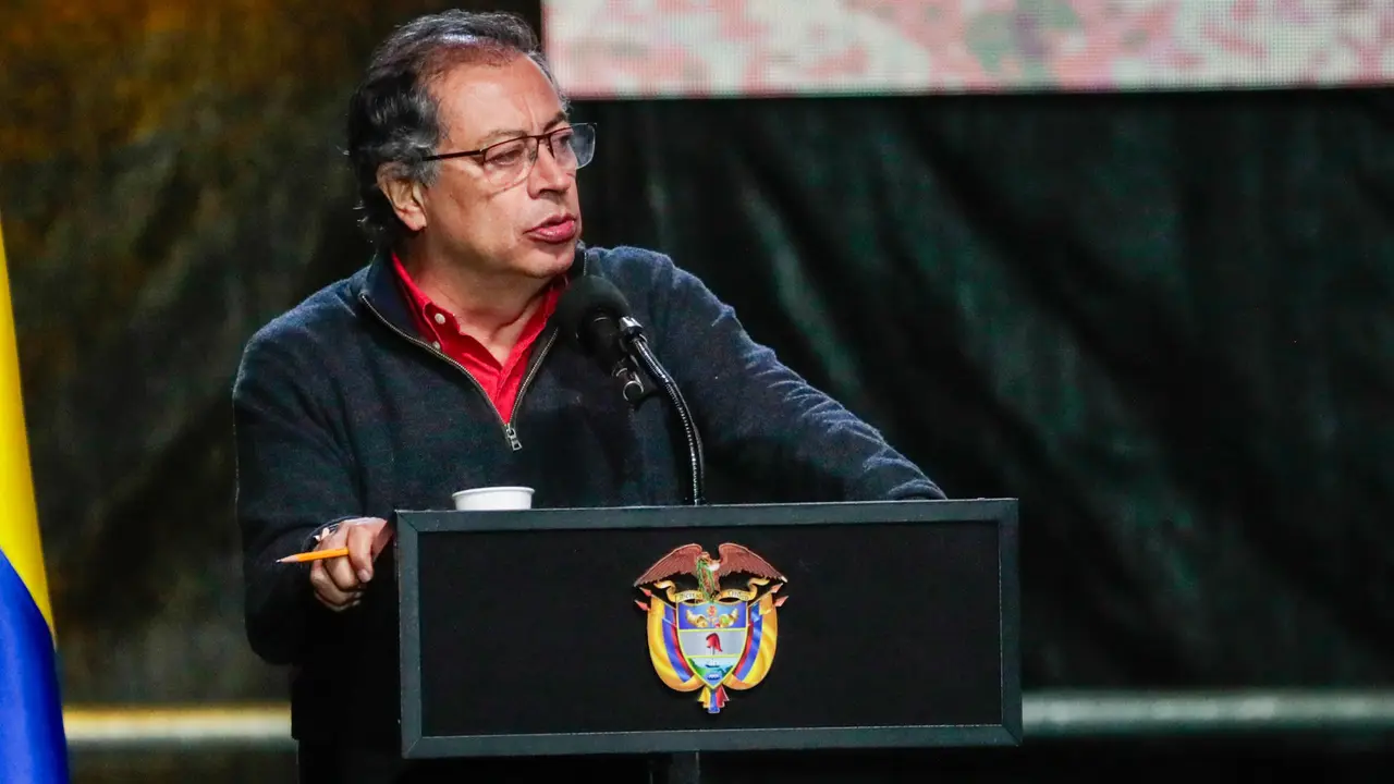 El presidente de Colombia, Gustavo Petro, habla este lunes en la Plaza de Toros La Santamar&iacute;a en Bogot&aacute; (Colombia). EFE/Carlos Ortega