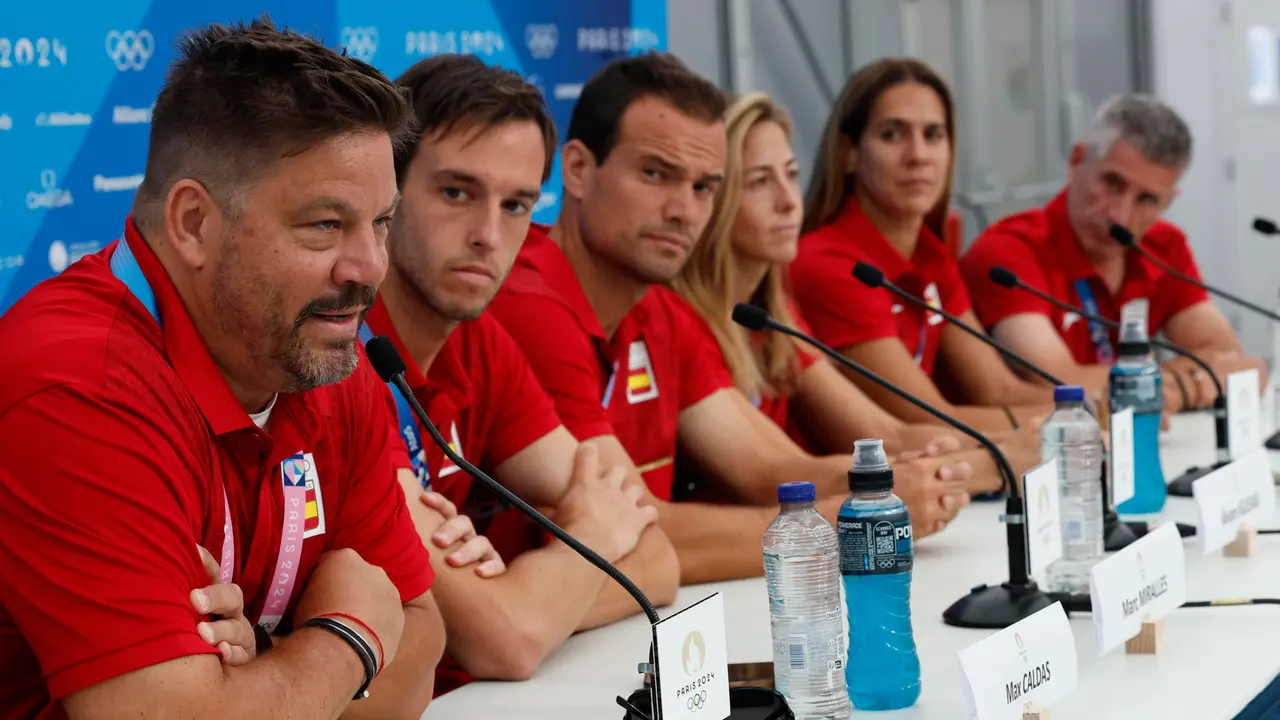 Los integrantes del ol&iacute;mpico espa&ntilde;ol de hockey: los capitanes Marc Miralles (2i) y &Aacute;lvaro Iglesias (3i); el entrenador Max Caldas (i); las capitanas Mar&iacute;a L&oacute;pez y Xantal Gin&eacute; (2d) y el entrenador Carlos Garc&iacute;a Cuenca, posan durante una rueda de prensa convocada por el equipo de cara a su participaci&oacute;n en los Juegos Ol&iacute;mpicos de Par&iacute;s 2024. EFE/ Chema Moya