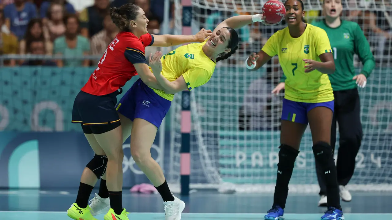 - La brasile&ntilde;a Giulia Guarieiro (c) se defiende de la espa&ntilde;ola Paula Arcos durante el partido entre Espa&ntilde;a y Brasil de la fase preliminar de los Juegos Ol&iacute;mpicos de Par&iacute;s 2024 en Nantes, Francia, este jueves. EFE/ Kiko Huesca